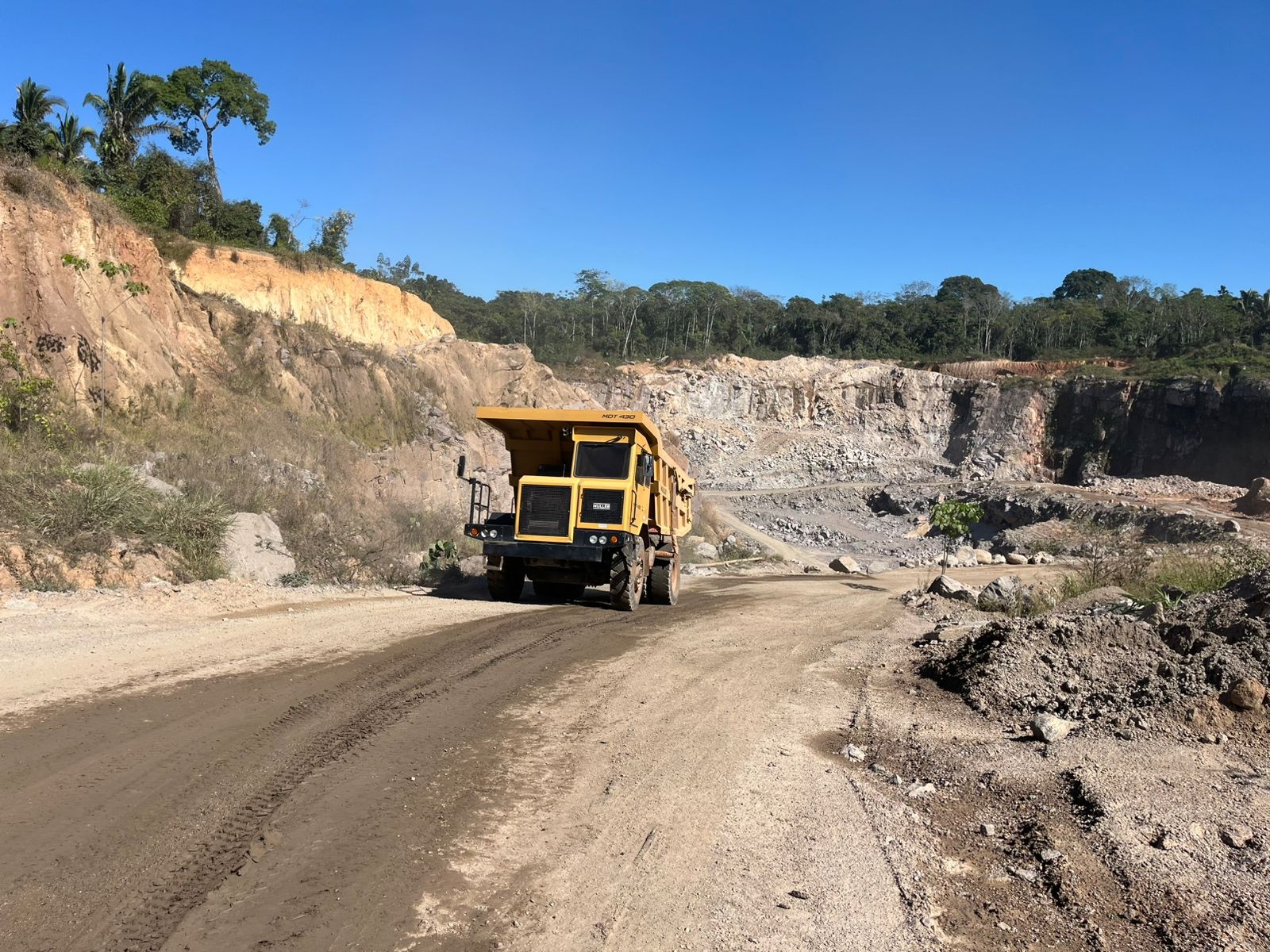 Escavadeira carregando caminhão na operação da Pedra Norte